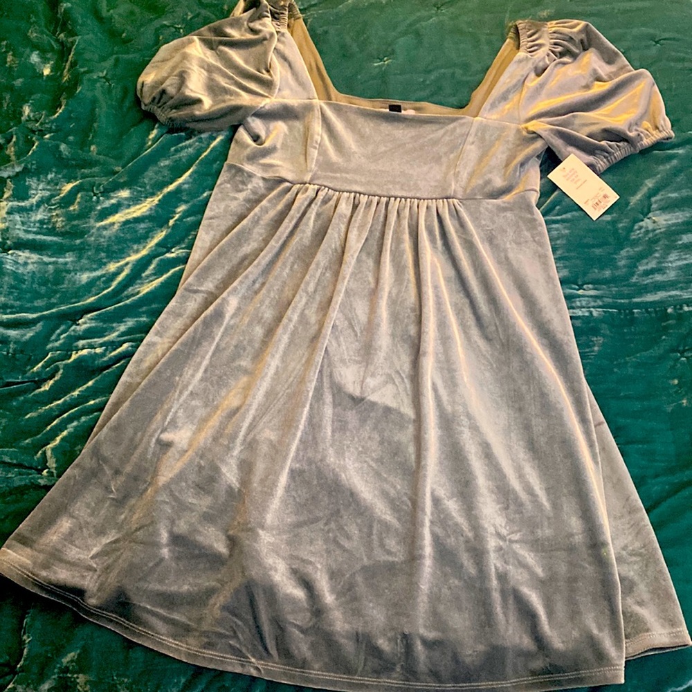 Gorgeous velvet style with ale green dress large